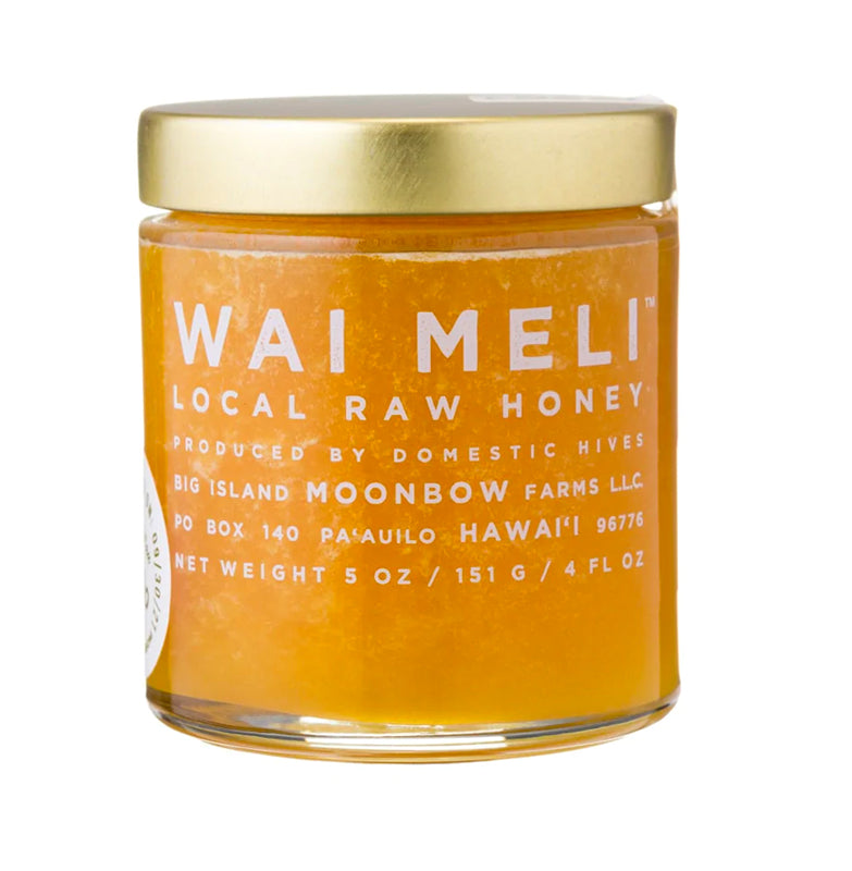 ハワイ島にある小規模な養蜂事業です。ハワイと世界中のミツバチの窮状に触発され、有機的な方法でミツバチの世話をしています。島中の様々な花木から集められた蜜を収穫し、収穫量の少ない地元産の生ハチミツを提供しています。 商品 「クリスマス ベリー ブロッサム ハニー」 価格:税込み2000円 内容量:140g 原材料:生はちみつ(非加熱) (1歳未満の乳児には与えないでください。微量の花粉が含まれています。結晶し白く固まることがありますが、品質には問題ありません。) 商品説明: くせがなくバランスの取れた風味には、スパイシーさのヒントを含んでいます。 加熱処理のされていない生はちみつですので、良質な酵素・ビタミン・ミネラルを摂ることができます。