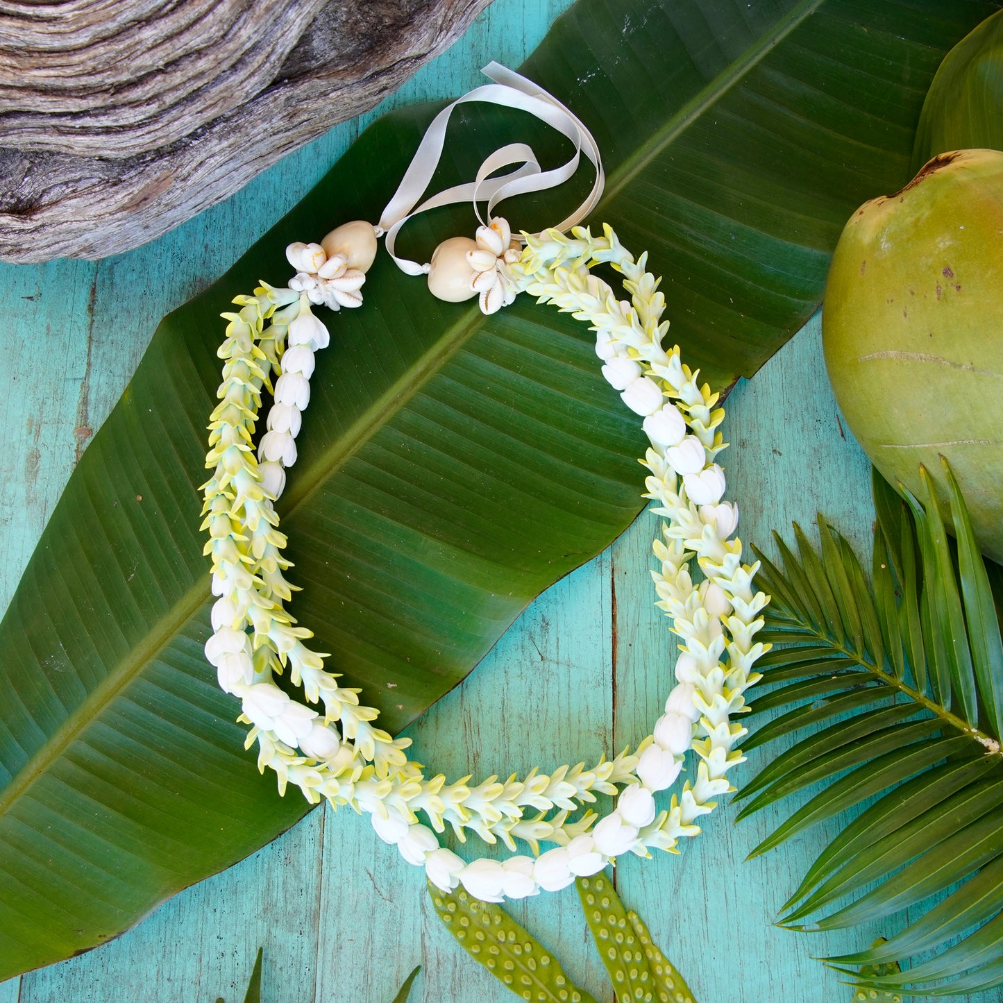 商品説明: パカラナとピカケの3連レイ。お花ひとつひとつがクレイで作られていますので、永遠に枯れずに保管できます。本物よりも軽く、色合いも鮮やかでリアルに作られています。 お部屋のインテリアとして、またフラダンスやウエディングの飾りとして実際に首にかけてご使用いただけます。永久に持ちますので、ギフトとしても最適です。 レイとは 「歓迎」「祝福」「感謝」など贈る相手によって様々な意味合いをもつハワイの文化です