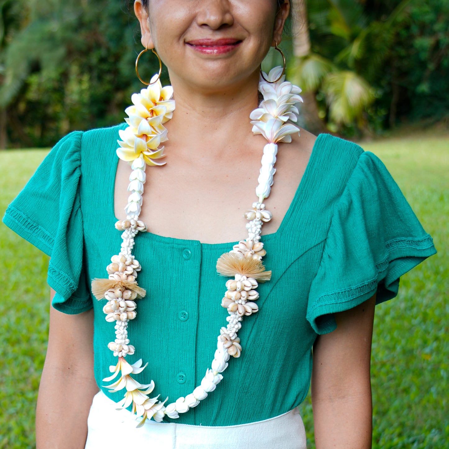 プルメリア、ピカケ、シェルのレイ。お花ひとつひとつがクレイで作られていますので、永遠に枯れずに保管できます。本物よりも軽く、色合いも鮮やかでリアルに作られています。お部屋のインテリアとして、またフラダンスやウエディングの飾りとして実際に首にかけてご使用いただけます。永久に持ちますので、ギフトとしても最適です。 レイとは 「歓迎」「祝福」「感謝」など贈る相手によって様々な意味合いをもつハワイの文化です