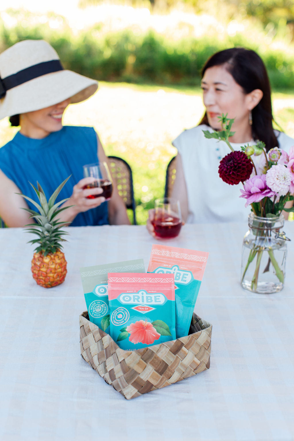 「パッションフルーツ紅茶」 価格:税込み1,850円 内容量:56g 原材料:紅茶、天然パッションフルーツ香料、キンセンカ、キンモクセイ 商品説明: 強い紅茶のベースに軽いフローラルとトロピカルな香りが踊ります。苦味がなく、とても美味しく飲みやすいお茶です。無糖、または甘味料を加えてトロピカルな風味をさらに引き出すことができます。レモンを絞っても美味しい!くおすすめです。このお茶は多くの高級ハワイアンレストランで使用されています。ハワイで最も人気のあるレストランで提供されているお茶をご自宅でお楽しみください。